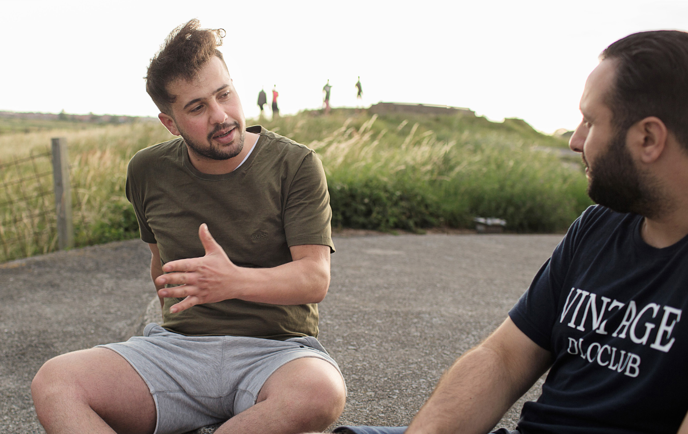 ”Se lige, hvor smukt her er,” siger syriske Hamed og slår begejstret ud med armene. En sommerdag mødes han med sin netværksperson Ghazwan midt i dansk vandkantsnatur med en lille lystbådehavn omkranset af marehalm, sten og skvulpende bølger.Ditte Valente